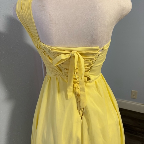 Elegant Yellow One-Shoulder Dress - Picture 3 of 3